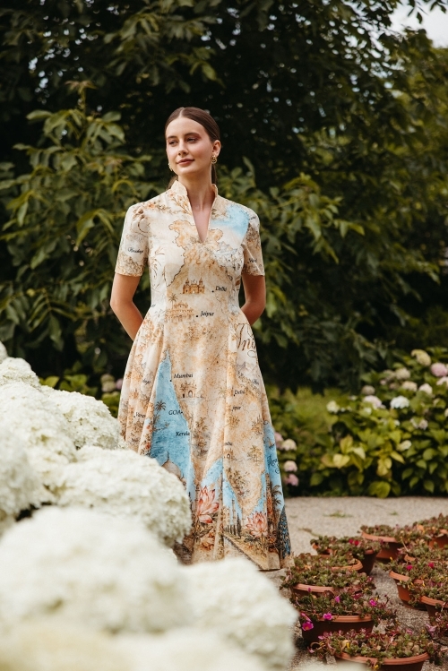 Rochie din in clos cu guler inalt si decolteu in V Cartoline India