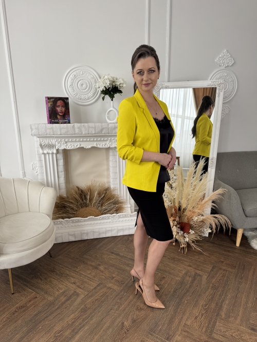 Set cu sacou galben si fusta conica neagra