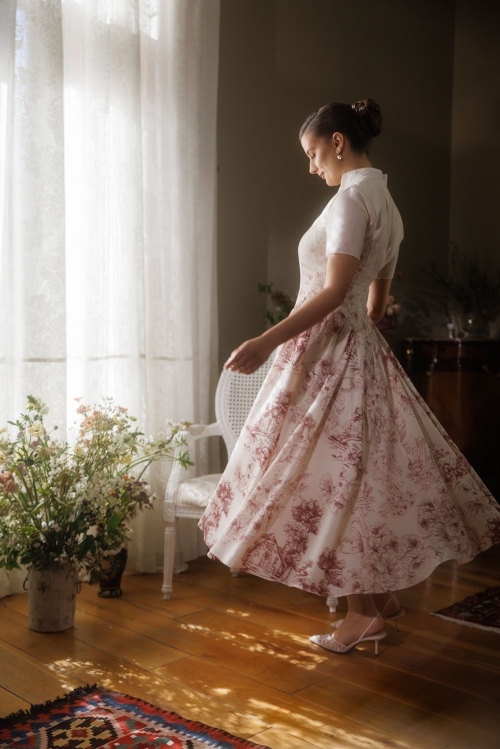 Rochie florala din in clos cu guler inalt si decolteu in V - Img 3