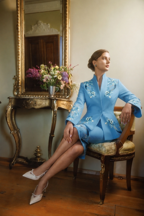 Sacou bleu elegant cu maneci trei sferturi asimetrice imprimat floral