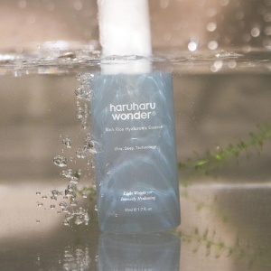Esență hidratantă pentru față cu acid hialuronic Black Rice, Haruharu Wonder, 50 ml - Img 2