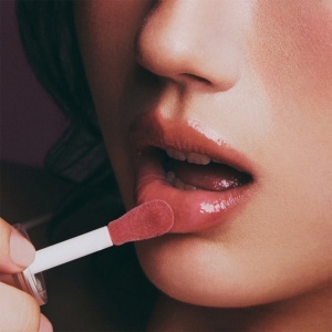 Axis-Y Vita Glow Lip Oil Cozy Fig 4 ml - Img 3