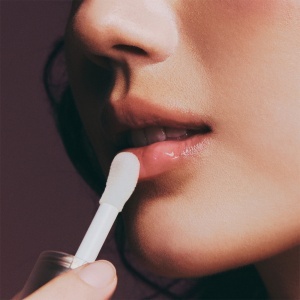 Axis-Y Vita Glow Lip Oil Dreamy Olive 4 ml - Img 3