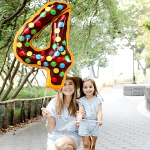 Balon din Folie Metalizata Flippy, Figurina Cifra, Imprimeu Gogosi, Tema Aniversare 100 cm, Ambalaj Individual, Pai inclus, Umflare cu Aer sau Heliu, Multicolor, Cifra 4 - Img 3