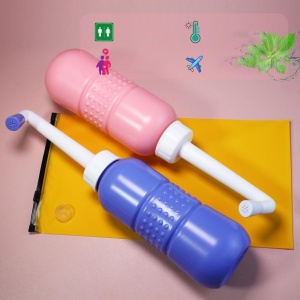 Bideu Portabil pentru Igiena Intima, Flippy, pentru Postpartum/ Postoperator, 450 mL, cu Capac si Husa Galbena, 29.5x7 cm, Culoare Recipient Roz - Img 6