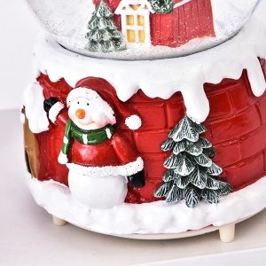Decoratiune glob cu zapada Flippy, Mos Craciun pe casa, diametru 6.5 cm, multicolor - Img 3