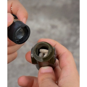 Kit supravieturie Flippy, Fluier multifunctional 7 in 1, pentru drumetii, hiking, lupa, fluier, termometru, depozitare pastile, busola, din material ABS, cu snur, 9,7 x 2,8 cm, verde - Img 4