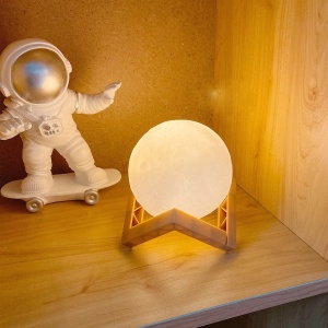 Lampa de veghe in forma de luna 3D Moon Light Alb Cald, alimentare baterii, stand plastic inclus, 8 cm, Flippy - Img 3