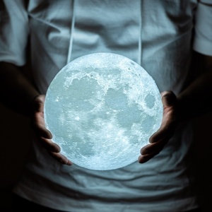 Lampa de veghe in forma de luna 3D Moon Light Alb Rece, alimentare baterii, stand plastic inclus, 8 cm, Flippy - Img 4