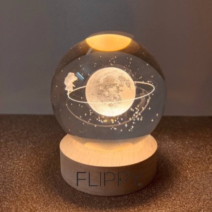 Lampa LED Decorativa, Flippy, cu Bila de Cristal cu Diametru 6cm, Model Cer Instelat 3D, Alimentare USB, Suport din Lemn, Lumina Alb Cald - Img 2