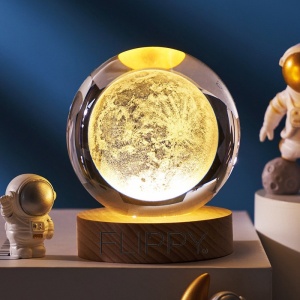 Lampa LED Decorativa, Flippy, cu Bila de Cristal cu Diametru 6cm, Model Luna 3D, Alimentare USB, Suport din Lemn, Lumina Alb Cald - Img 3