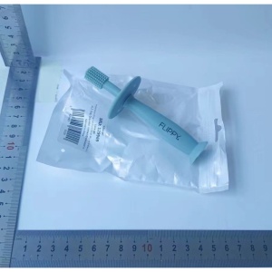 Periuta de Dinti din Silicon pentru Bebelusi, Flippy, fara BPA, 360 Grade, Bariera Anti-Inghitire, Maner Ergonomic, 12.5 x 15 cm, Turcoaz - Img 2