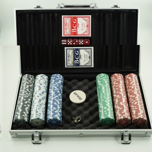 Set de Poker Complex cu 300 de jetoane Flippy, Include 2 seturi de carti, 5 zaruri, Echipat cu servieta de aluminiu cu dimensiunile 39x7x27 cm - Img 8