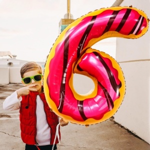 Balon din Folie Metalizata Flippy, Figurina Cifra, Imprimeu Gogosi, Tema Aniversare 100 cm, Ambalaj Individual, Pai inclus, Umflare cu Aer sau Heliu, Multicolor, Cifra 6 - Img 4