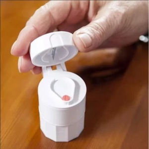 Cutie Pastile Multifunctionala, Flippy, 4 in 1, Pahar Apa, Taiere, Sfaramare, Depozitare, Compact, ABS cu Lama din Inox, Alb, 8.7x6.2x4.1 cm - Img 4