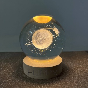 Lampa LED Decorativa, Flippy, cu Bila de Cristal cu Diametru 6cm, Model Cer Instelat 3D, Alimentare USB, Suport din Lemn, Lumina Alb Cald - Img 3