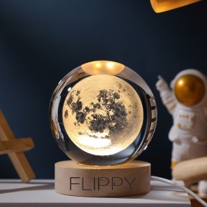 Lampa LED Decorativa, Flippy, cu Bila de Cristal cu Diametru 6cm, Model Luna 3D, Alimentare USB, Suport din Lemn, Lumina Alb Cald - Img 4