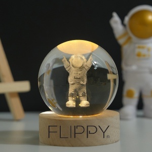 Lampa LED Decorativa, Flippy, cu Bila de Cristal cu Diametru 6cm, Model Astronaut 3D, Alimentare USB, Suport din Lemn, Lumina Alb Cald - Img 2