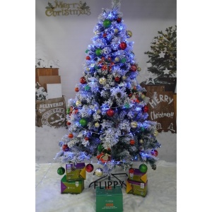 Set brad artificial de Craciun si elemente decorative, nins, decorat cu conuri pin, pentru interior/exterior, inaltime 210 cm, diametru 131 cm, 630 ramuri, Flippy, alb/verde, suport metalic inclus - Img 2