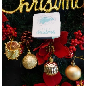 Set de 20 ornamente de brad, Flippy, de tip Glob, Auriu, din polistiren, cu finisaj sclipitor , cutie 4 cm adancime x 20 cm lungime x 16 cm inaltime - Img 10