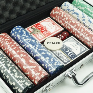 Set de Poker Complex cu 300 de jetoane Flippy, Include 2 seturi de carti, 5 zaruri, Echipat cu servieta de aluminiu cu dimensiunile 39x7x27 cm - Img 9