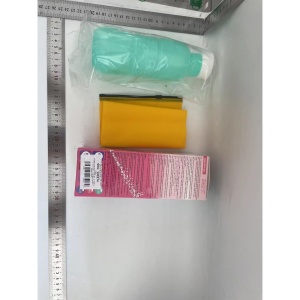 Bideu Portabil pentru Igiena Intima, Flippy, pentru Postpartum/ Postoperator, 450 mL, cu Capac si Husa Galbena, 29.5x7 cm, Culoare Recipient Verde - Img 5