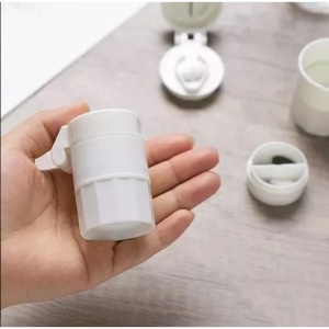 Cutie Pastile Multifunctionala, Flippy, 4 in 1, Pahar Apa, Taiere, Sfaramare, Depozitare, Compact, ABS cu Lama din Inox, Alb, 8.7x6.2x4.1 cm - Img 5