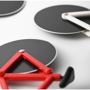 Cutit pizza creativ Flippy, in forma de bicicleta, cu suport pentru cutit, 19 x 12.5 cm, otel/PP, negru - Img 2