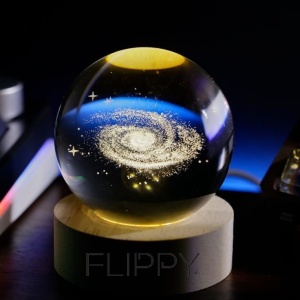 Lampa LED Decorativa, Flippy, cu Bila de Cristal cu Diametru 6cm, Model Galaxie 3D, Alimentare USB, Suport din Lemn, Lumina Alb Cald - Img 2