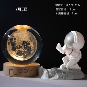Lampa LED Decorativa, Flippy, cu Bila de Cristal cu Diametru 6cm, Model Luna 3D, Alimentare USB, Suport din Lemn, Lumina Alb Cald - Img 5