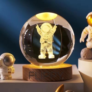 Lampa LED Decorativa, Flippy, cu Bila de Cristal cu Diametru 6cm, Model Astronaut 3D, Alimentare USB, Suport din Lemn, Lumina Alb Cald - Img 3