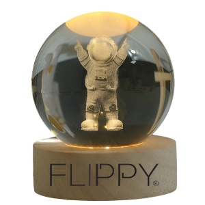Lampa LED Decorativa, Flippy, cu Bila de Cristal cu Diametru 6cm, Model Astronaut 3D, Alimentare USB, Suport din Lemn, Lumina Alb Cald - Img 1