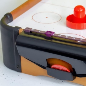 Masa Air Hockey Graffiti cu Picioare Scurte, Flippy, Lemn, 2 Pucuri, Tabela Scor, 2 Impingatoare, 76x38x21.5 cm, Maro - Img 4
