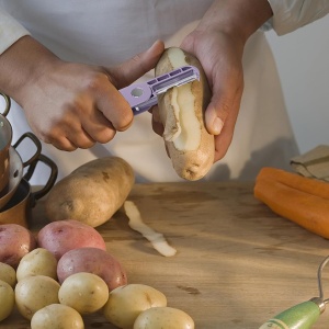 Peeler pentru Legume si Fructe, Flippy, 3.6 x 9.1 cm, Multifunctional, Curatator Pliabil, din ABS si Otel Inoxidabil, Mov - Img 6
