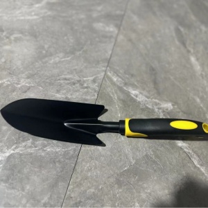 Set 4 Unelte de Gradina Flippy, pentru Plantare, Prelucrare Sol si Ingrijire Plante, Material PVC Carbon, Grebla, Sapaliga cu Cap Dublu, Lopata Mica, Lopata Lata, 43 x 11 cm, Negru/Galben - Img 8