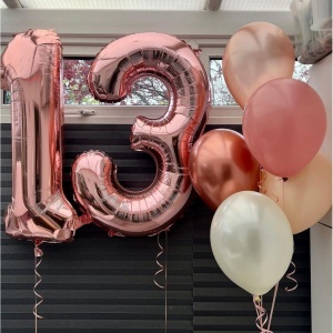 Balon din Folie Metalizata Flippy, Figurina Cifra, Tema Aniversare 40 cm, Ambalaj Individual, Pai inclus, Umflare cu Aer sau Heliu, Rose Gold, Cifra 1 - Img 3