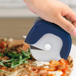 Cutit circular pentru pizza Flippy, 11.5 x 12.5 cm, otel inoxidabil si plastic, capc protectie lama, albastru - Img 5
