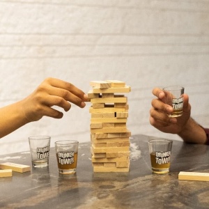 Joc de Baut Jenga Flippy, Turnul Betivului din Lemn, Piese cu Provocari, Pahare de Shot din Sticla Incluse, 19 x 7 x 20 cm - Img 2