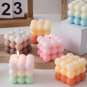 Lumanare Parfumata, Flippy, din Ceara De Soia, Model Cub, Gradient in 3 Culori Pale, 6x6x6 cm, Aroma de Musetel, Alb - Img 2