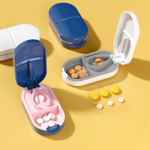 Organizator medicamente, Flippy, Dispozitiv Taiere/Sfaramare Pastile, Ideala pentru Calatorii, Portabila, Perie pentru Curatare, Compartiment depozitare, 8.5x4.5x2.5 cm, Alb - Img 3