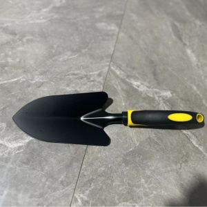 Set 4 Unelte de Gradina Flippy, pentru Plantare, Prelucrare Sol si Ingrijire Plante, Material PVC Carbon, Grebla, Sapaliga cu Cap Dublu, Lopata Mica, Lopata Lata, 43 x 11 cm, Negru/Galben - Img 9