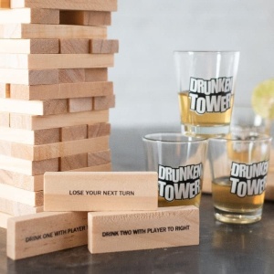 Joc de Baut Jenga Flippy, Turnul Betivului din Lemn, Piese cu Provocari, Pahare de Shot din Sticla Incluse, 19 x 7 x 20 cm - Img 3