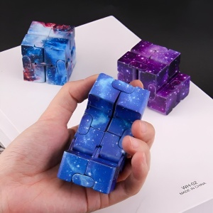 Jucarie Interactiva Antistres cu Miscari Infinite, Cub Magic, 3 ani, 4x4x4cm, Albastru - Img 2