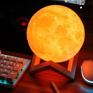 Lampa de veghe in forma de luna cu stele 3D Moon Light, Acumulator integrat, alimentare USB, stand din plastic inclus, 13 cm, 16 culori, Multicolor, Telecomanda inclusa, Flippy - Img 5
