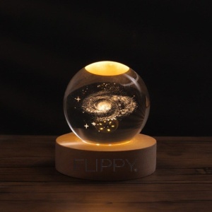 Lampa LED Decorativa, Flippy, cu Bila de Cristal cu Diametru 6cm, Model Galaxie 3D, Alimentare USB, Suport din Lemn, Lumina Alb Cald - Img 4
