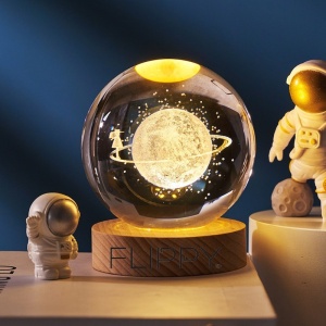 Lampa LED Decorativa, Flippy, cu Bila de Cristal cu Diametru 6cm, Model Cer Instelat 3D, Alimentare USB, Suport din Lemn, Lumina Alb Cald - Img 6
