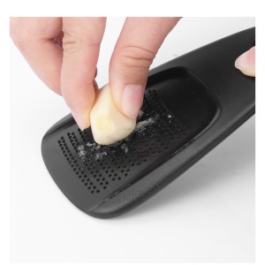 Set 6 in 1 mini ustensile bucatarie Flippy, taietor pizza, cutit, curatator, razatoare, desfacator, presa usturoi, manere din ABS, lame ascutite din otel inoxidabil, 7.1 x 12.9 x 4.8 cm, negru - Img 8