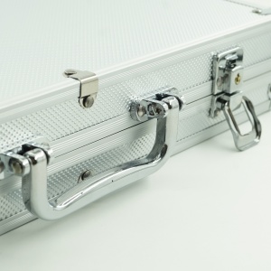 Set de Poker Complex cu 300 de jetoane Flippy, Include 2 seturi de carti, 5 zaruri, Echipat cu servieta de aluminiu cu dimensiunile 39x7x27 cm - Img 2
