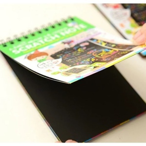 Caiet cu fise razuibile Flippy, DIY Magic Scratch, 12 File, Curcubeu, Creion din Lemn, Cartonase negre, 14.5 x 10 cm, verde - Img 7