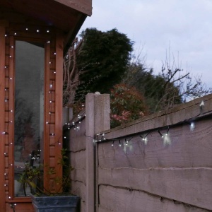 Instalatie de Craciun Liniara Yoto, 22 m, din care 1 m Prelungitor 220V, 300 LED, 8 jocuri de lumini, Controler, Utilizare Interior/Exterior, Fir Negru, Alb Rece - Img 5